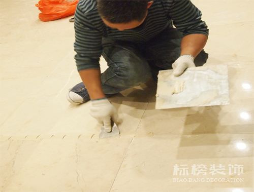 辦公室裝修瓷磚上鋪木地板可以嗎？